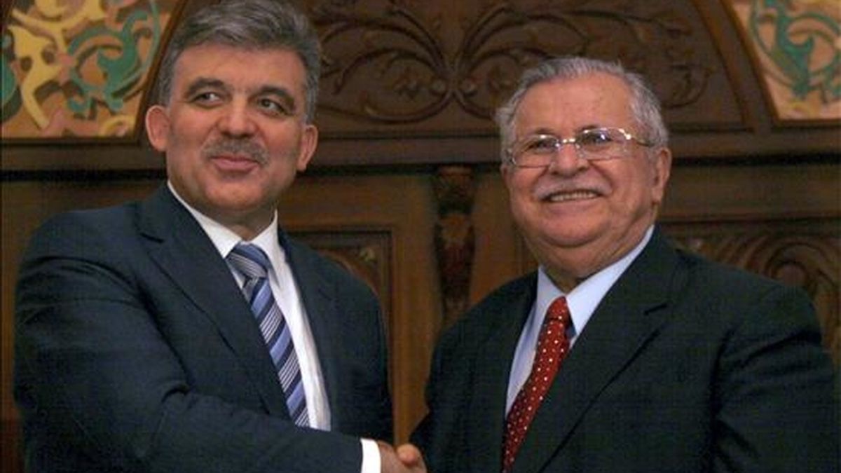 El presidente presidente irakí, Jalal Talabani, y el presidente turco Abdullah Gul, (i), durante su encuentro en el palacio Salam de Bagdad, Irak, el pasado 23 de marzo. EFE/Archivo