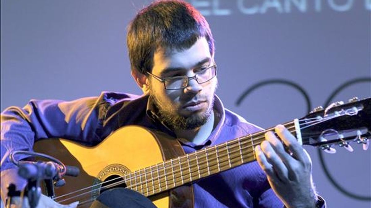 El guitarrista extremeño, Javier Conde, en un momento del acto homenaje por la reciente incorporación de las candidaturas españolas a la Lista de Patrimonio Cultural Inmaterial de la UNESCO, entre ellos "el flamenco", que se celebró  en el Museo Reina Sofia de Madrid. EFE