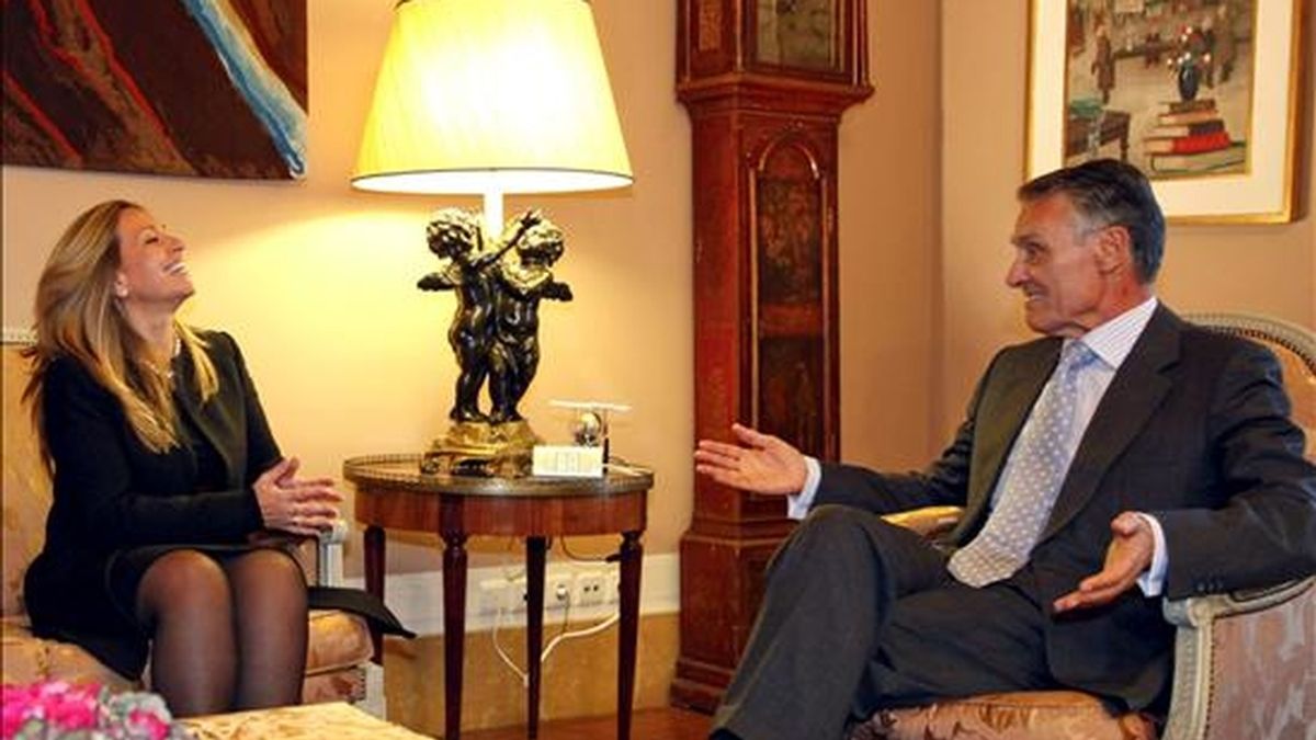 El presidente de Portugal, Aníbal Cavaco Silva (der), conversa con la ministra española de Exteriores, Trinidad Jiménez, durante un encuentro en el Palacio de Belem en Lisboa, Portugal. EFE