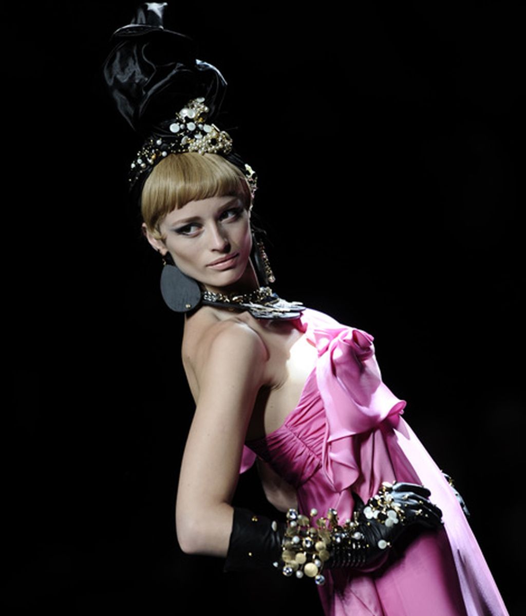 Estilo y glamour llenan la pasarela