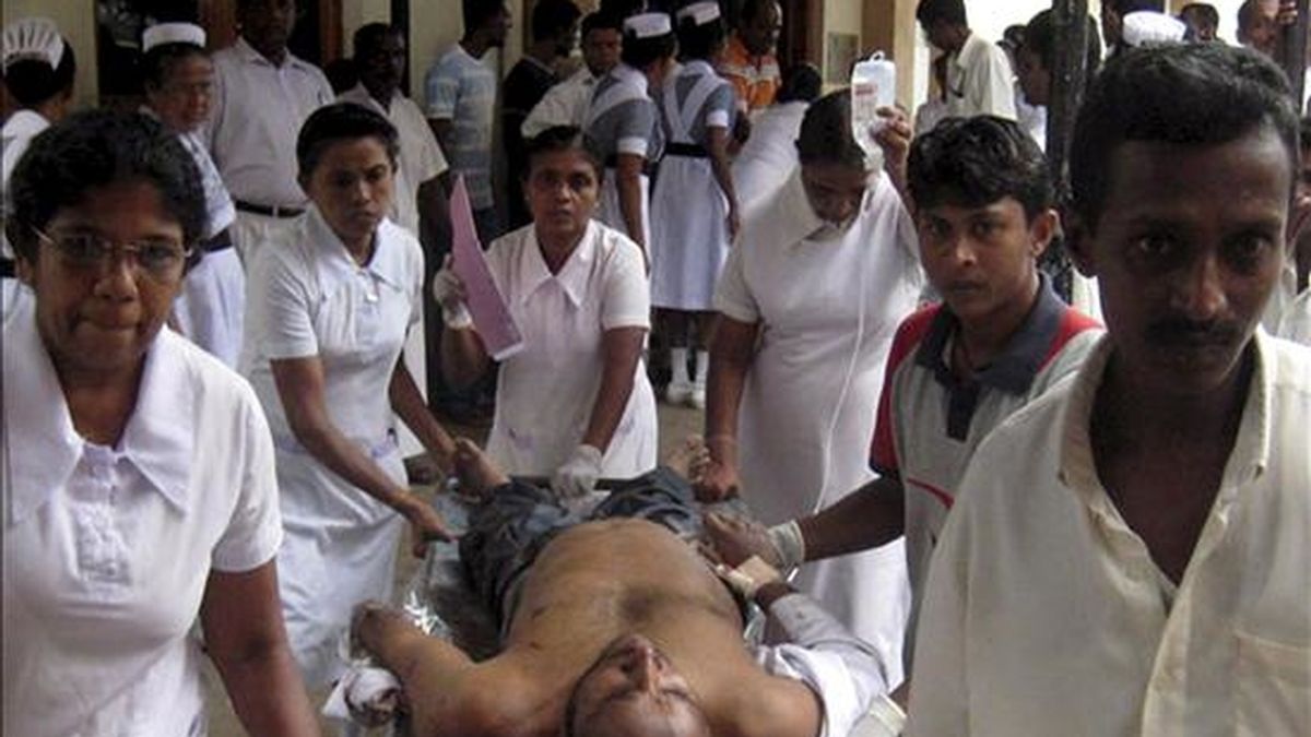 En la imagen, varias personas trasladan a uno de los heridos en un atentado suicida perpetrado en una celebración religiosa musulmana a la que asistían miembros del Gobierno en el sur de Sri Lanka, el pasado mes de marzo. EFE/Archivo