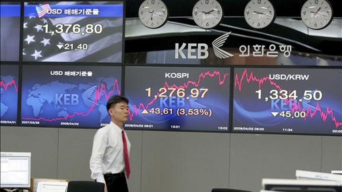 Un empleado del Banco de Cambio de Corea del Sur pasa por delante de una pantalla en la que se muestran las divisas extranjeras en Seúl (Corea del Sur). EFE/Archivo