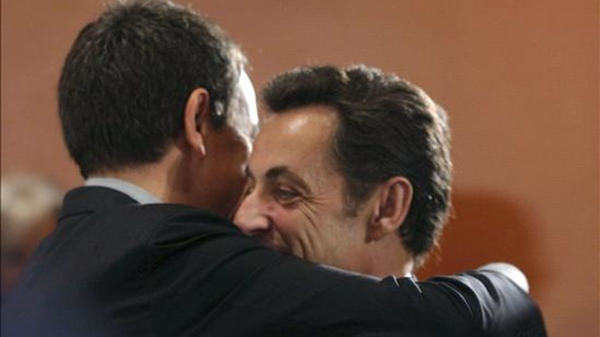 El presidente del Gobierno, José Luis Rodríguez Zapatero (i), abraza a su homólogo francés, Nicolas Sarkozy, antes de una reunión de la cumbre del G-20 el pasado 22 de febrero, en Berlín. EFE/Archivo