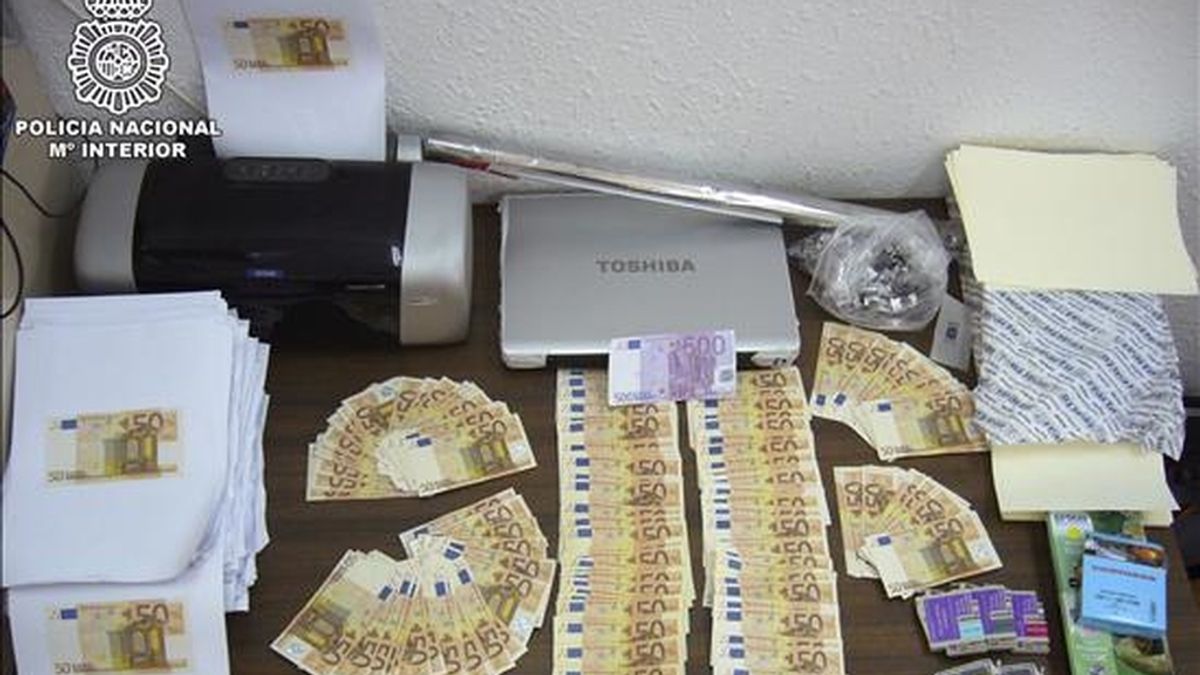 La Policía Nacional ha detenido a ocho personas y ha desarticulado un grupo organizado que se dedicaba a la falsificación de billetes de cincuenta euros y al tráfico de drogas en la Comunitat Valenciana. Las detenciones han ido acompañadas de siete registros domiciliarios que han permitido a los agentes decomisar cerca de 28.000 euros falsos, una imprenta para la falsificación de billetes así como una "plantación clandestina de marihuana". EFE/MINISTERIO DEL INTERIOR