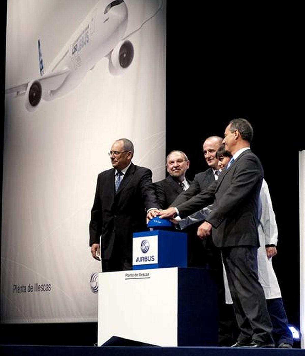 El ministro de Industria, Miguel Sebastián (3i), y el vicepresidente ejecutivo de Operaciones de Airbus, Gerard Weber (2i), entre otros, durante el acto protocolario del inicio de la producción del programa Airbus A350 XWB en España, en la factoría que el constructor aeronáutico tiene en la localidad toledana de Illescas. EFE