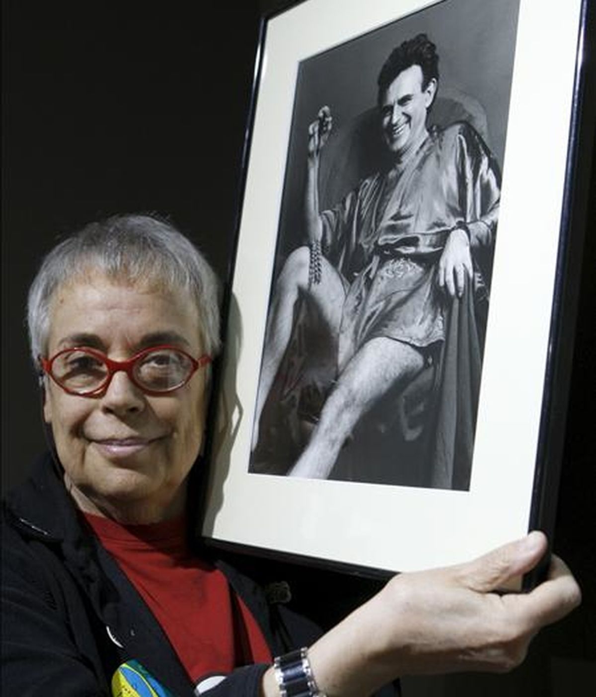 La fotógrafa barcelonesa Colita muestra una fotografía suya de Terenci Moix, que forma parte de su exposición retrospectiva que se muestra en la sala Efti de Madrid. EFE
