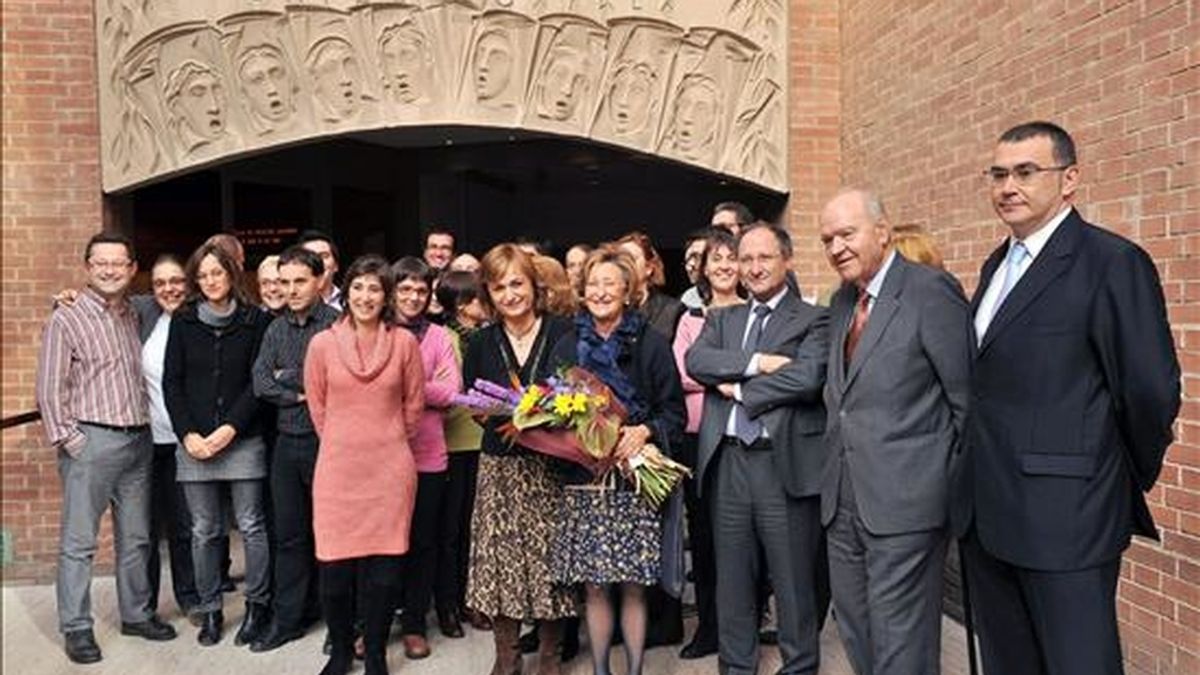 La nueva presidenta del Orfeó Català, Mariona Carulla, posa con los trabajadores de la institución a su llegada esta mañana al Palau de la Música tras haber salido elegida en las votaciones realizadas anoche tras el saqueo de los anteriores gestores Félix Millet y Jordi Montull. EFE