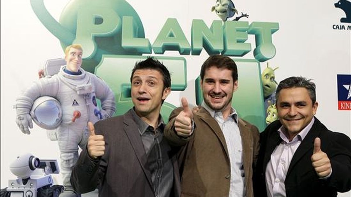 Los directores de "Planet 51", Marcos Martínez (i), Javier Abad (c) y Jorge Blanco, posan durante el preestreno de la película española de animación, en la localidad madrileña de Pozuelo de Alarcón. EFE/Archivo