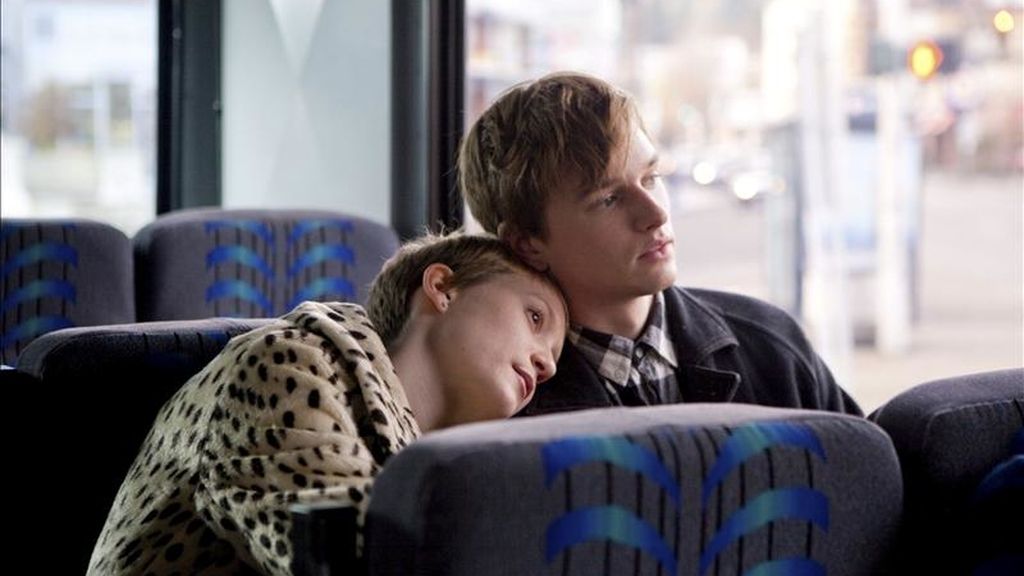 Fotograma facilitado por la organización del Festival de cine Cannes que muestra a la actriz australiana Mia Wasikowska (i), y el actor estadounidense Henry Hopper (d) durante una escena de la película "Restless", del director estadounidense Gus Van Sant, que arranca la sección paralela "Una cierta mirada" de la 64 edición del Festival de Cannes, Francia, hoy jueves, 12 de mayo de 2011. EFE Fotograma facilitado por la organización del Festival de cine Cannes que muestra a la actriz australiana Mia Wasikowska (i), y el actor estadounidense Henry Hopper (d) durante una escena de la película "Restless", del director estadounidense Gus Van Sant, que arranca la sección paralela "Una cierta mirada" de la 64 edición del Festival de Cannes, Francia, hoy jueves, 12 de mayo de 2011. EFE