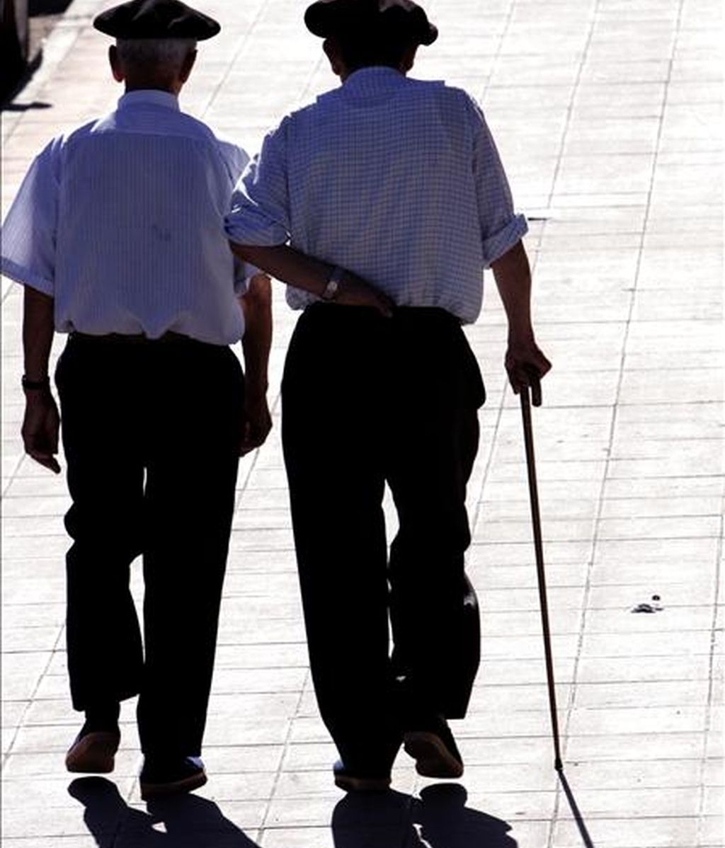 La esperanza de vida de la población española se encuentra por encima de la media de la Unión Europea (81,1 años), aunque la esperanza de vida con buena salud es de 55,3 años, inferior a la media comunitaria, que se sitúa en los 62,6 años. EFE/Archivo La esperanza de vida de la población española se encuentra por encima de la media de la Unión Europea (81,1 años), aunque la esperanza de vida con buena salud es de 55,3 años, inferior a la media comunitaria, que se sitúa en los 62,6 años. EFE/Archivo