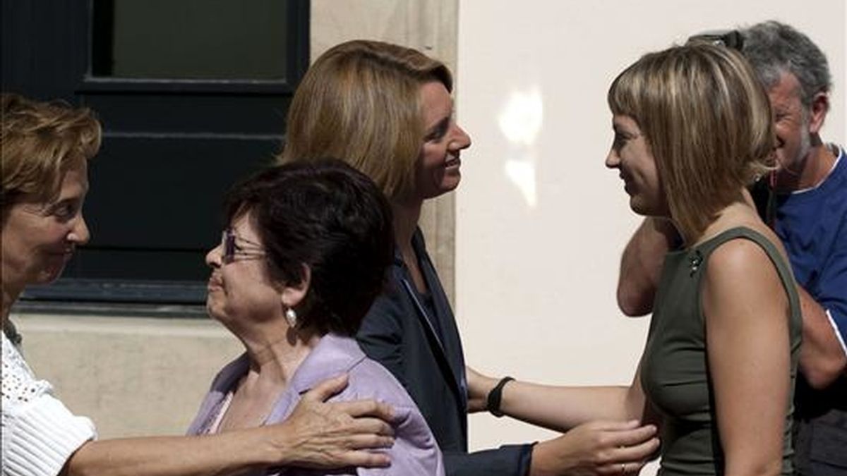 La presidenta del Parlamento vasco, Arantza Quiroga (i), saludando a Sandra Carrasco, hija del último concejal asesinado por ETA, Isaías Carrasco, antes del pleno especial celebrado en el Parlamento autónomo y dedicado a los concejales asesinados. EFE