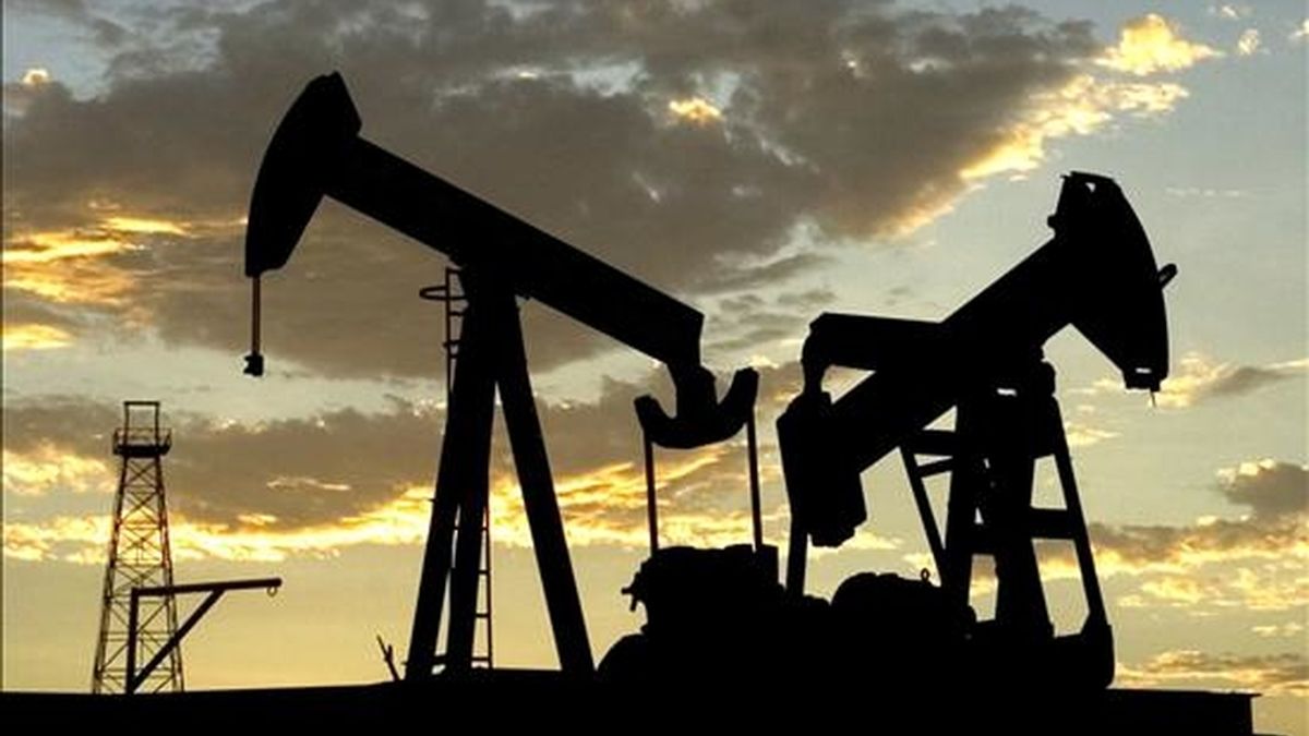 Al concluir las contrataciones en la Bolsa Mercantil de Nueva York (Nymex), los contratos de Petróleo Intermedio de Texas (WTI) para entrega en junio sumaron 77 centavos al precio del miércoles. EFE/Archivo