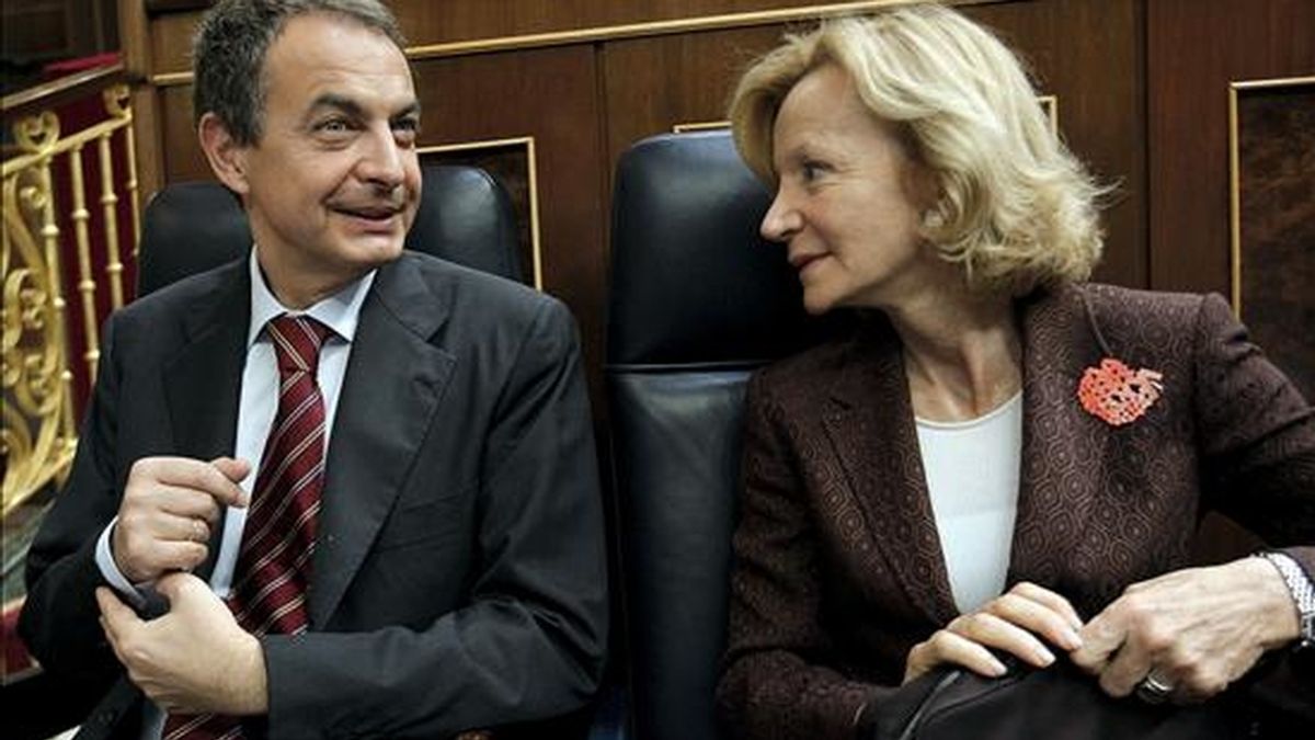 El presidente del Gobierno, José Luis Rodríguez Zapatero, conversa con la vicerpesidenta segunda y ministra de Economía, Elena Salgado, antes de comenzar la sesión de control al Gobierno, hoy en el pleno del Congreso de los Diputados. EFE