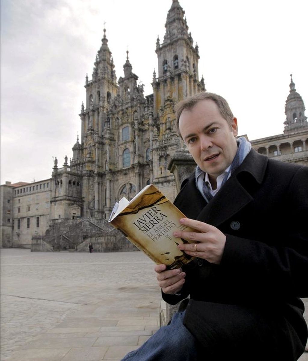 El escritor Javier Sierra, cuyos libros se sitúan en las listas de los más vendidos en Estados Unidos y con miles de seguidores en todo el mundo, posa ante la catedral con su nueva novela "El ángel perdido", una vertiginosa aventura sobre los secretos de la humanidad, y que ha presentado a la prensa esta mañana en Santiago de Compostela. EFE El escritor Javier Sierra, cuyos libros se sitúan en las listas de los más vendidos en Estados Unidos y con miles de seguidores en todo el mundo, posa ante la catedral con su nueva novela "El ángel perdido", una vertiginosa aventura sobre los secretos de la humanidad, y que ha presentado a la prensa esta mañana en Santiago de Compostela. EFE