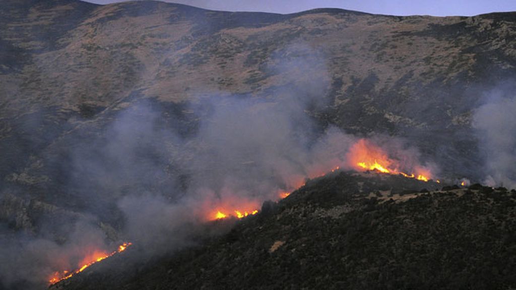El viento dificulta las tareas de extinción del fuego en Huesca