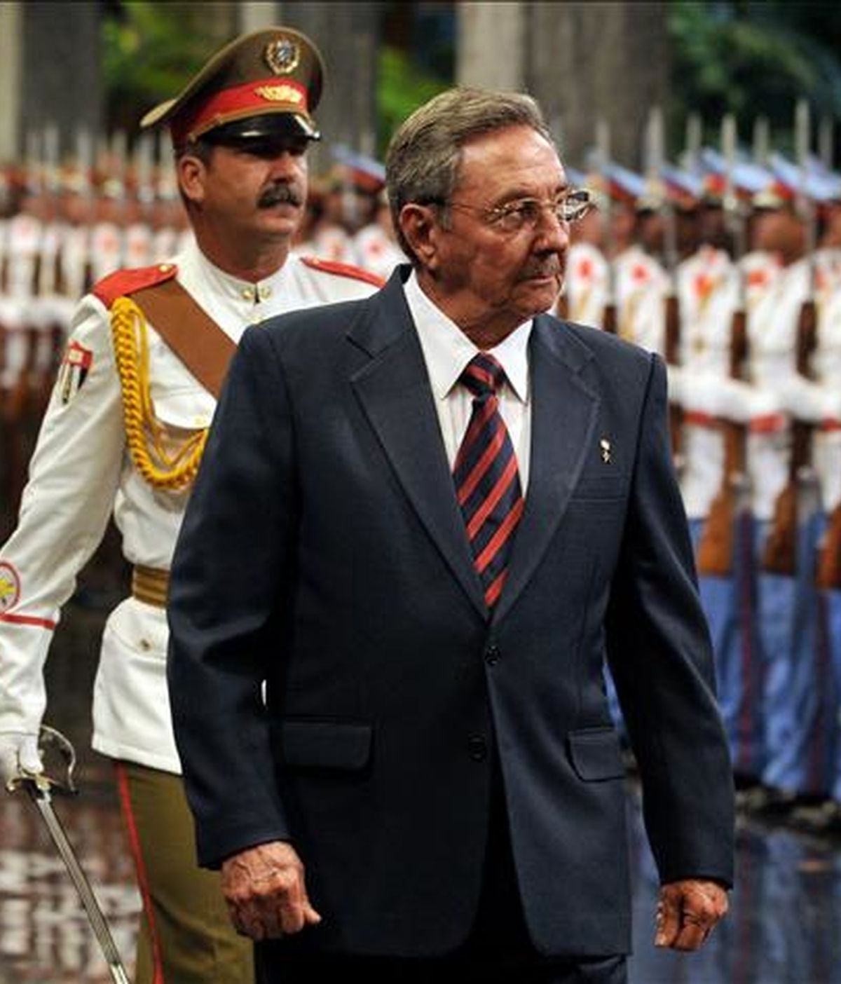 "Viene Raúl Castro" a la reunión presidencial de la Alternativa Bolivariana para las Américas (ALBA), dijo Chávez durante la segunda emisión de su nuevo programa nocturno de radio y televisión "Aló Presidente teórico". EFE/Archivo