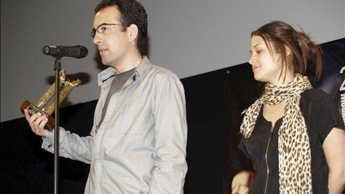El director Patxi Amezcua, junto a la actriz Aida Folch, tras regocer el Roel de Oro del Certamen Nacional de Largometrajes por su película "25 kilates", el 4 de abril pasado. EFE/Archivo
