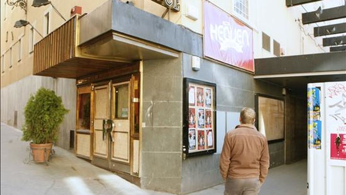 Exterior de la discoteca 'Heaven', en Madrid capital, donde 35 personas han sido detenidas por infracción de la Ley de Extranjería y una más por falsificación de documento en una operación llevada a cabo de forma conjunta por agentes de las policías Nacional y Municipal en el interior de la sala. EFE