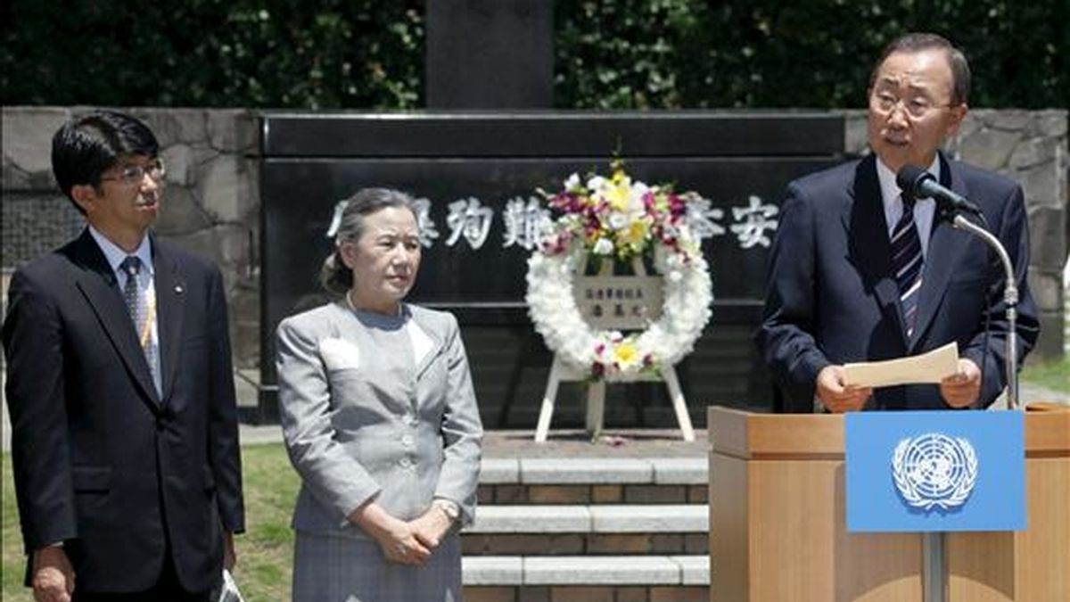 El secretario general de Naciones Unidas, Ban Ki-moon (d), pronuncia un discurso junto a su esposa, Ban Soon-taek (c), y al alcalde de Nagasaki, Tomihisa Taue, durante su visita a la zona cero de la bomba atómica de Nagasaki (Japón). EFE