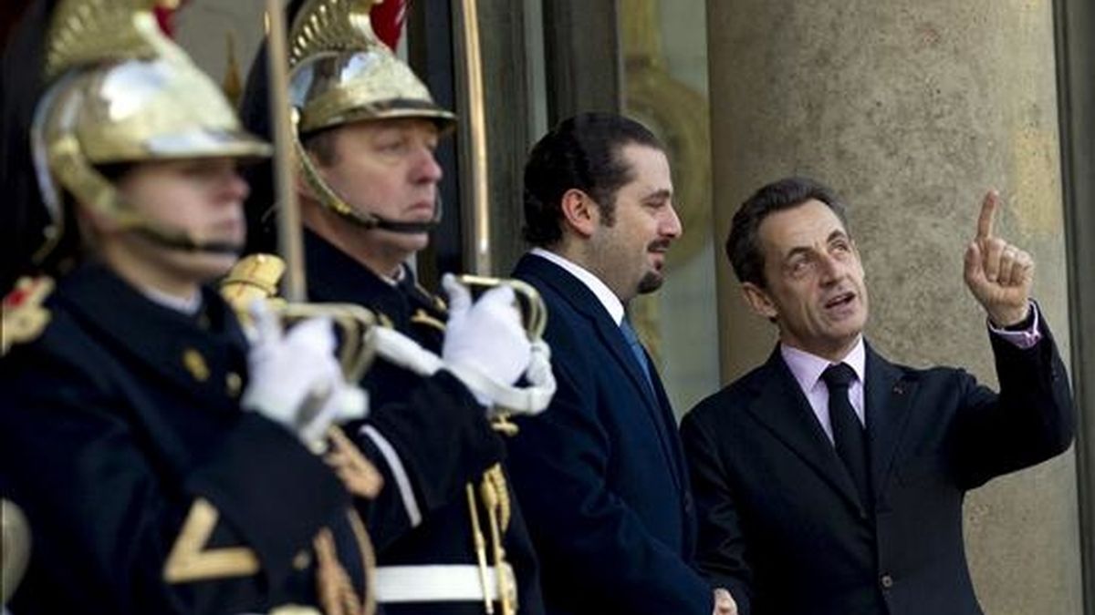 El presidente francés, Nicolas Sarkozy (d), estrecha la mano del primer ministro libanés, Saad Hariri, antes de su reunión celebrada en el Palacio Elíseo en París (Francia), hoy, 30 de noviembre de 2010. EFE