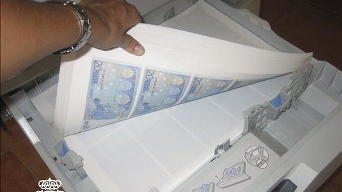 La Policía Nacional ha desmantelado un centro de producción en cadena de billetes falsos de euros en un chalé situado en las proximidades de Valencia, en una operación en la que se han intervenido falsificaciones de más de 185.000 euros. EFE