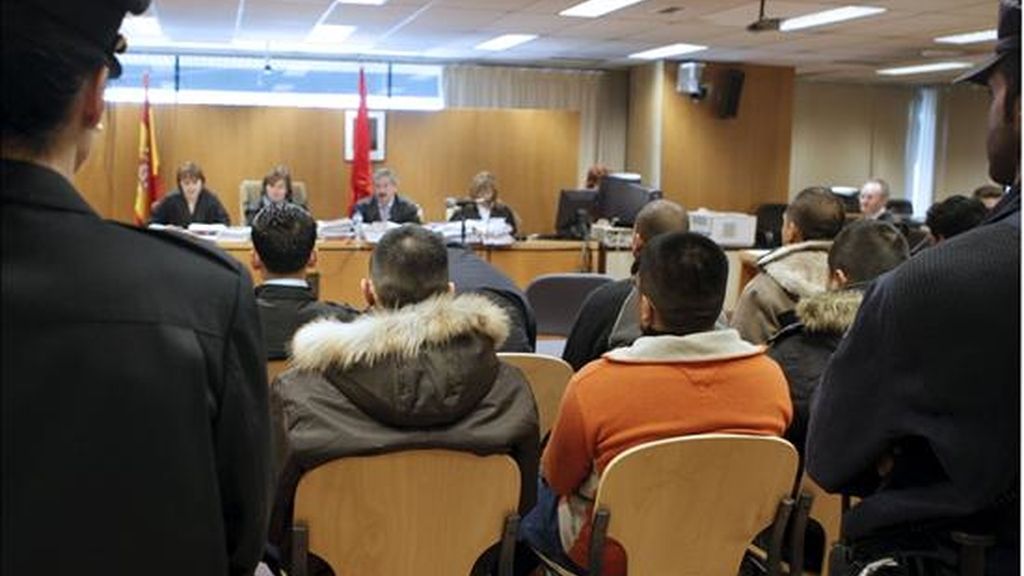 El Tribunal Supremo (TS) ha confirmado la sentencia que condenó a 20 años de cárcel a dos miembros de la banda latina de los "Ñetas" por asesinar, el 14 de noviembre de 2004 en el parque Cantoria del distrito madrileño de Carabanchel, a un miembro de la organización rival "Latin Kings" después de acorralarle. EFE El Tribunal Supremo (TS) ha confirmado la sentencia que condenó a 20 años de cárcel a dos miembros de la banda latina de los "Ñetas" por asesinar, el 14 de noviembre de 2004 en el parque Cantoria del distrito madrileño de Carabanchel, a un miembro de la organización rival "Latin Kings" después de acorralarle. EFE