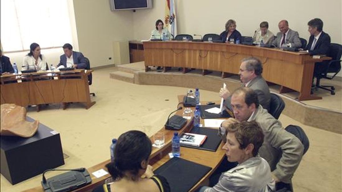 Vista de una sesión celebrada el pasado mes de julio en el interior del Parlamento de Galicia con los miembros de la Diputación Permanente, para debatir la reforma del voto emigrante. EFE/Archivo