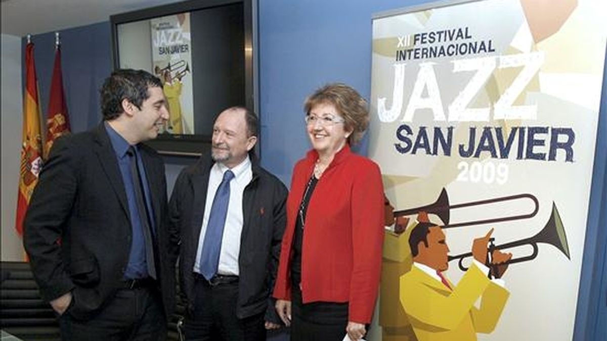 El consejero de Cultura y Turismo del Ejecutivo murciano, Pedro Alberto Cruz (i), conversa con la alcaldesa de San Javier (Murcia), Pepa García, y el director del evento, Alberto Nieto, durante la presentación hoy en Murcia del XII Festival Internacional de San Javier. EFE