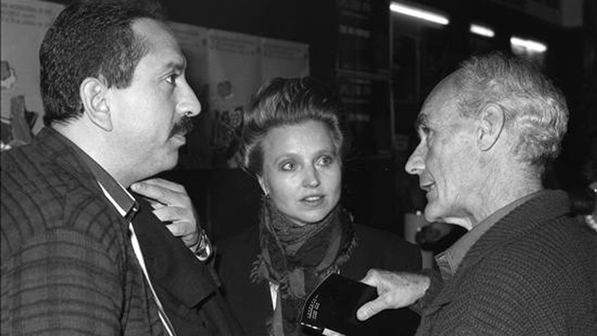 (De iz. a d) El productor Max Marambio, la actriz Hanna Schygulla y el director Tomás Gutierrez Alea, en la XXXIII edición de la Semana Internacional de Cine de Valladolid (SEMINCI), durante la presentación del largometraje "Fábula de la bella palomera" el 25 de octubre de 1988. EFE/Archivo