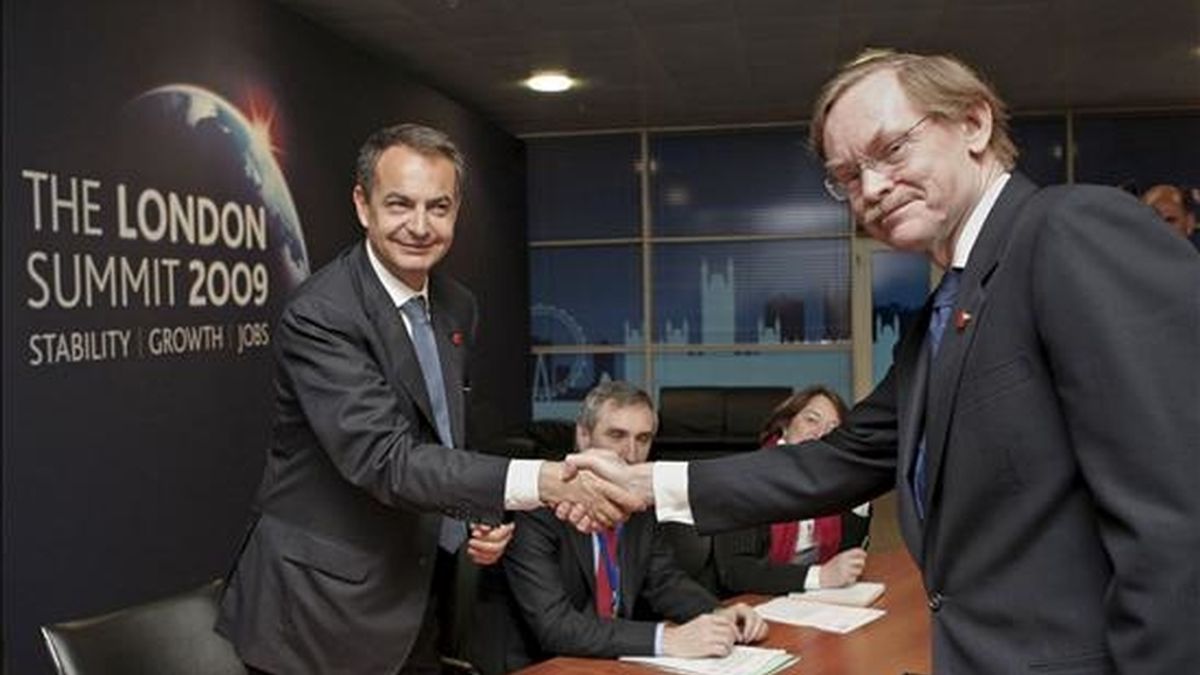 El presidente del Gobierno español, José Luis Rodríguez Zapatero (i), y el presidente del Banco Mundial, Robert Zoellick (d), se estrechan la mano durante una reunión bilateral en el marco de la cumbre del G-20, en Londres. EFE