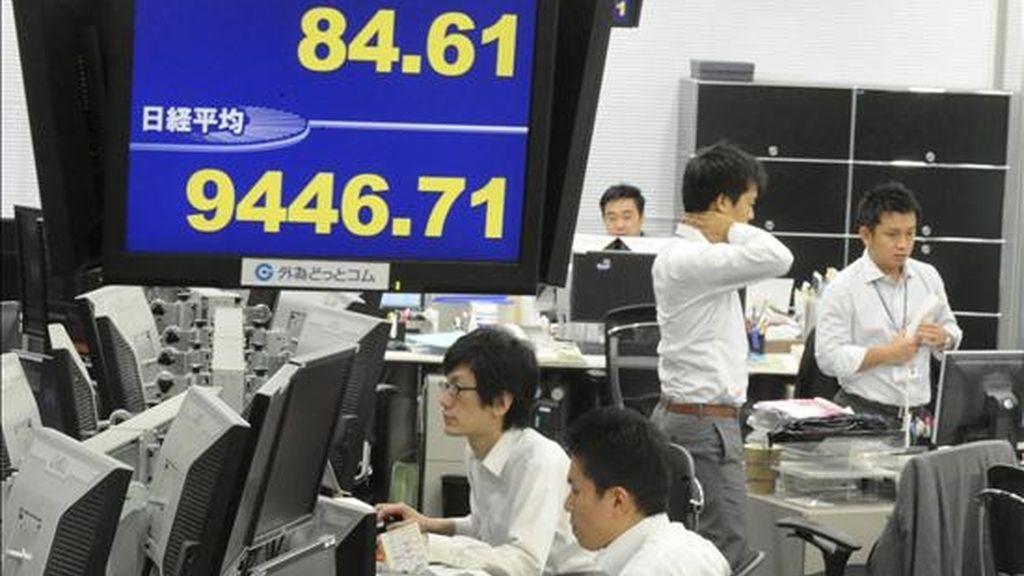 Agentes del mercado de divisas trabajan en su oficina mientras en la pantalla aparece cómo el yen se fortalece frente al dólar en Tokio, Japón. El yen frenó hoy su tendencia alcista, en medio de rumores de que las autoridades monetarias de Japón habrían intervenido en el mercado de divisas por segunda vez este mes para debilitar el la moneda nipona, lo que no ha sido confirmado oficialmente. EFE Agentes del mercado de divisas trabajan en su oficina mientras en la pantalla aparece cómo el yen se fortalece frente al dólar en Tokio, Japón. El yen frenó hoy su tendencia alcista, en medio de rumores de que las autoridades monetarias de Japón habrían intervenido en el mercado de divisas por segunda vez este mes para debilitar el la moneda nipona, lo que no ha sido confirmado oficialmente. EFE