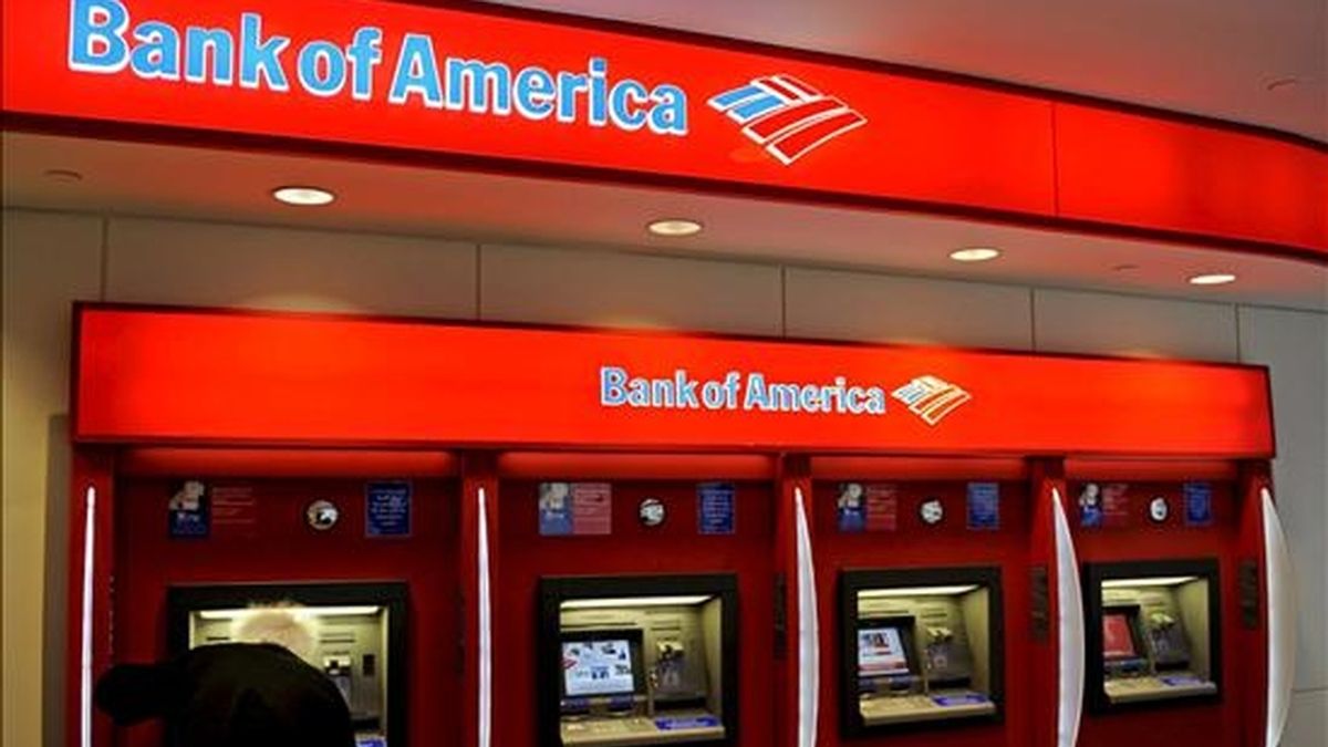 Un cliente del Bank of America utilizan los cajeros automáticos de una sucursal en Nueva York, Estados Unidos. Bank of America tuvo un beneficio de 4.247 millones de dólares durante el primer trimestre del año, lo que significa que el banco estadounidense ganó en los tres primeros meses de 2009 más que en todo 2008. EFE
