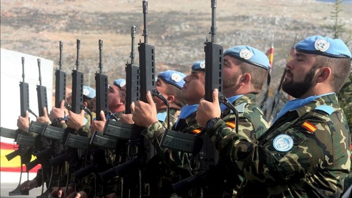 Militares españoles durante una ceremonia de relevo del contingente español de la Fuerza Interina de la ONU en Líbano (FINUL) en la base Miguel de Cervantes en Blat, en el sur del Líbano. EFE/Archivo Militares españoles durante una ceremonia de relevo del contingente español de la Fuerza Interina de la ONU en Líbano (FINUL) en la base Miguel de Cervantes en Blat, en el sur del Líbano. EFE/Archivo