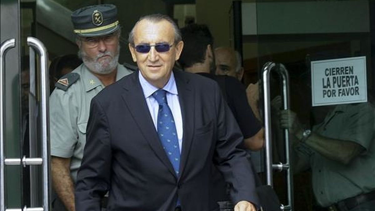 El presidente Provincial del PP y de la Diputación de Castellón, Carlos Fabra, abandona los juzgados tras prestar declaración por presunto delito contra la Hacienda Pública, entre otros. EFE/Archivo El presidente Provincial del PP y de la Diputación de Castellón, Carlos Fabra, abandona los juzgados tras prestar declaración por presunto delito contra la Hacienda Pública, entre otros. EFE/Archivo
