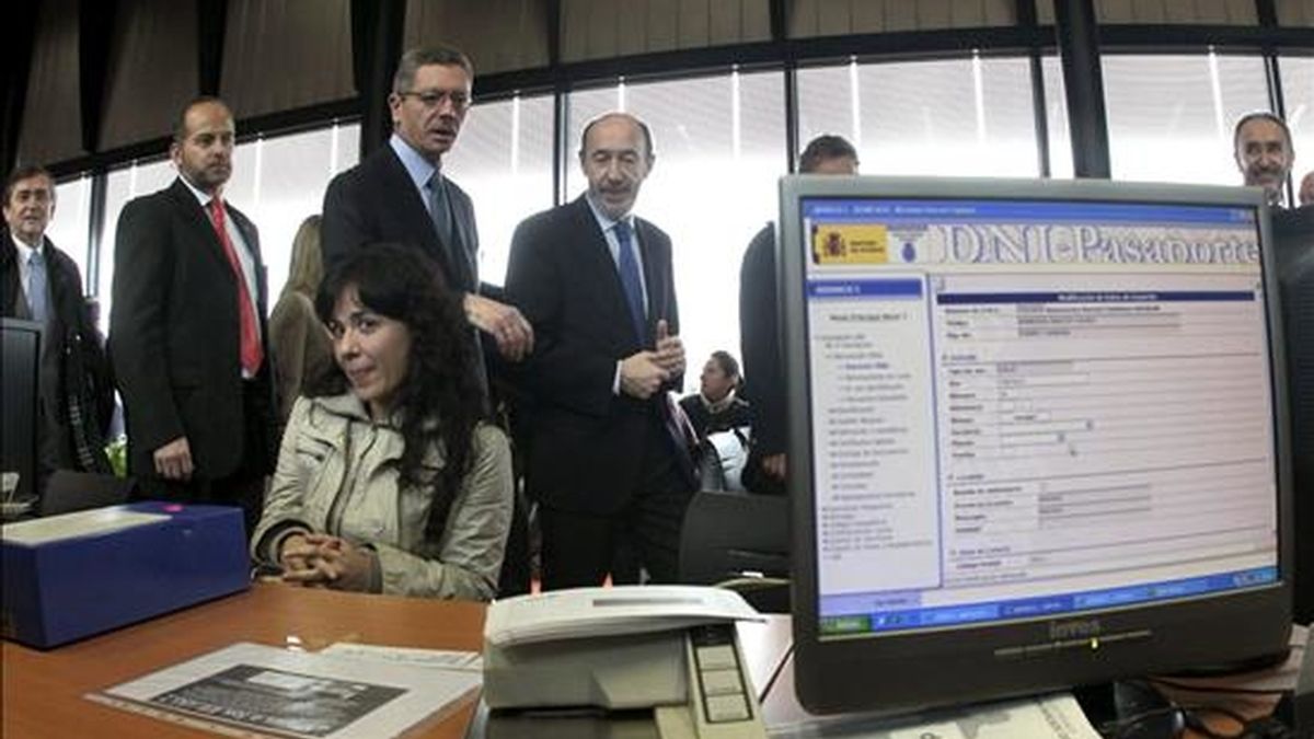 El vicepresidente primero y ministro del Interior, Alfredo Pérez Rubalcaba (d), charla con el alcalde de Madrid, Alberto Ruiz-Gallardón, durante la inauguración de la nueva comisaría de la Policía Nacional en el madrileño distrito de Usera-Villaverde. EFE