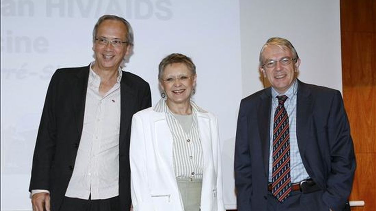 Françoise Barré-Sinoussi, ganadora del premio Nobel de Medicina en 2008 por sus investigaciones sobre el sida, junto a los doctores Bonaventura Clotet (i) y José María Gatell, del hospital Clínico, hoy en Barcelona. EFE