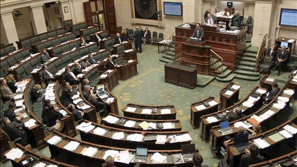 Desoladora imagen de la sesión plenaria del parlamento belga, en Bruselas (Bélgica), el 23 de diciembre de 2010. Seis meses después de las últimas elecciones parlamentarias, Bélgica continúa sin nuevo gobierno por el alejamiento entre flamencos y francófonos. EFE/Archivo Desoladora imagen de la sesión plenaria del parlamento belga, en Bruselas (Bélgica), el 23 de diciembre de 2010. Seis meses después de las últimas elecciones parlamentarias, Bélgica continúa sin nuevo gobierno por el alejamiento entre flamencos y francófonos. EFE/Archivo