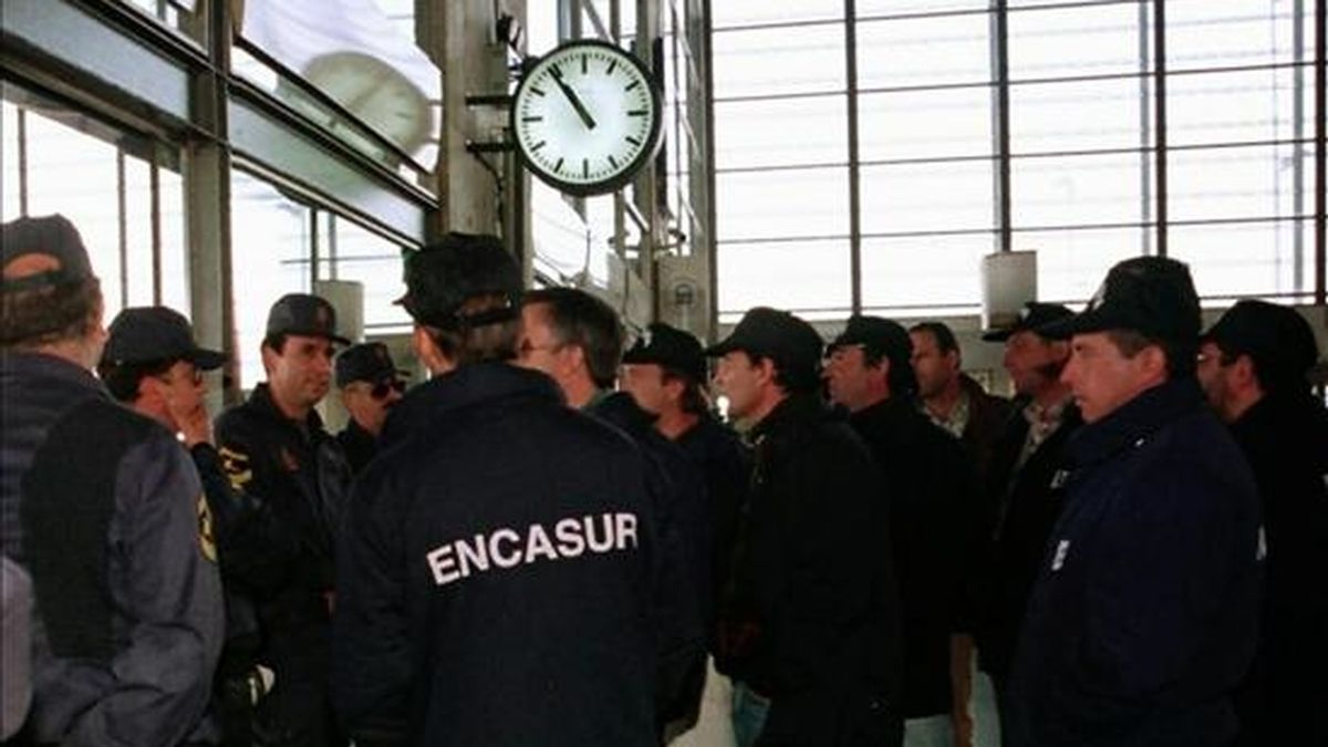 En la imagen, un grupo de mineros de las explotaciones del Valle del Guadiato de Encasur a los andenes del AVE en la estación de Córdoba, durante una protesta. EFE/Archivo