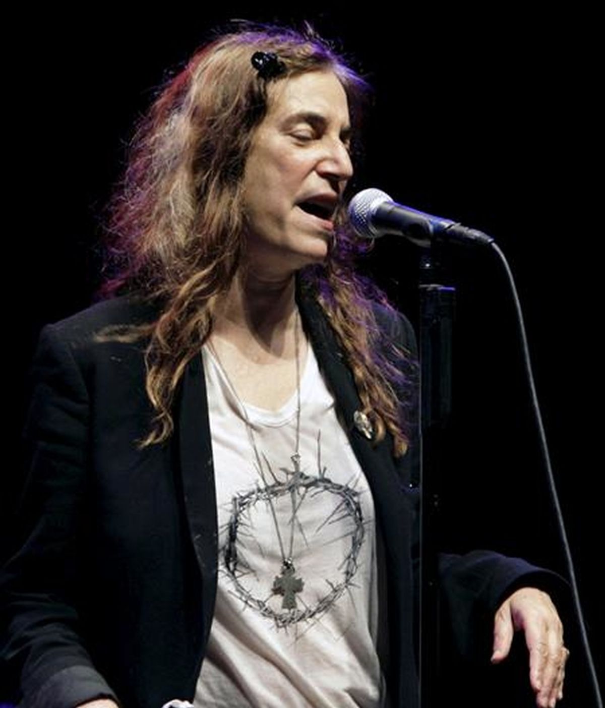 La cantante norteamericana Patti Smith (c) durante su actuación en el festival internacional La Mar de Músicas de Cartagena (Murcia). EFE