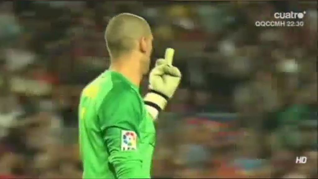 Valdés le hace una peineta a Piqué después de quejarse por no recibir un pase