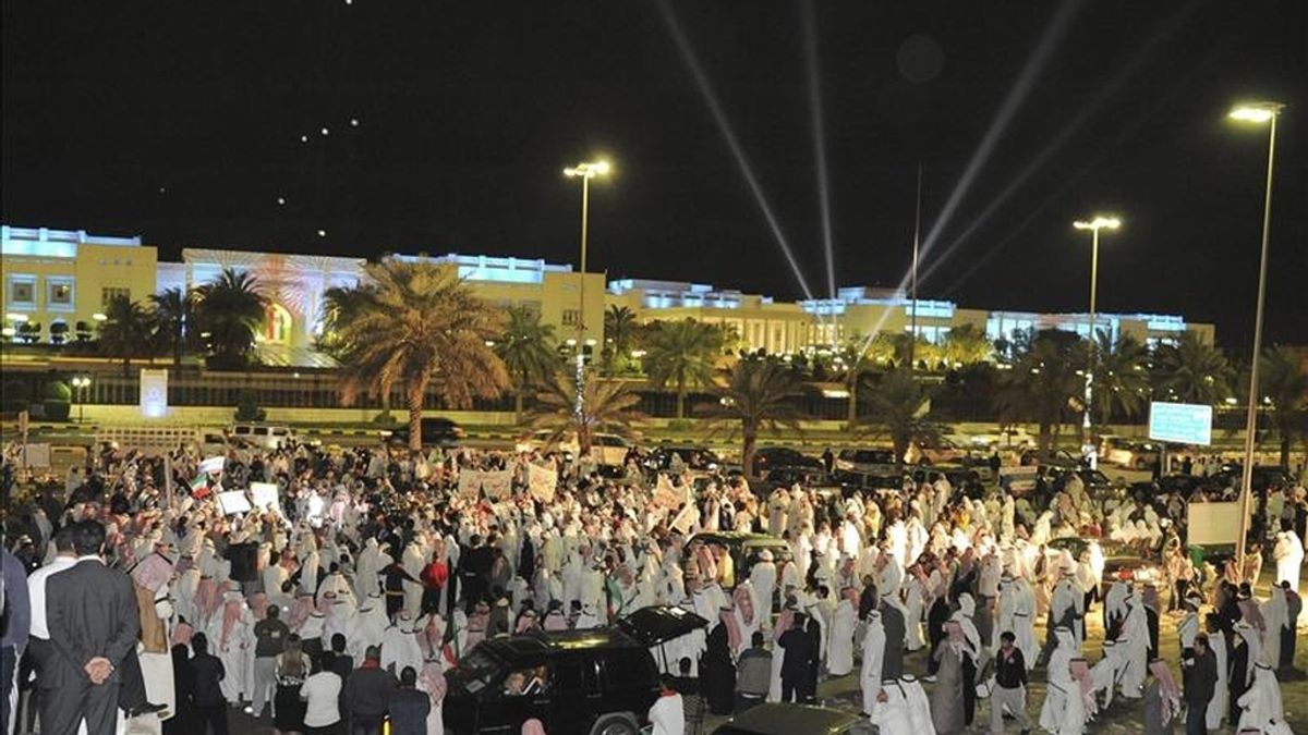 Cientos de manifestantes exigen la dimisión del gobierno, durante una protesta frente a la casa del Emir y las oficinas del primer ministro kuwaití, el pasado 8 de marzo en Kuwait. EFE/Archivo