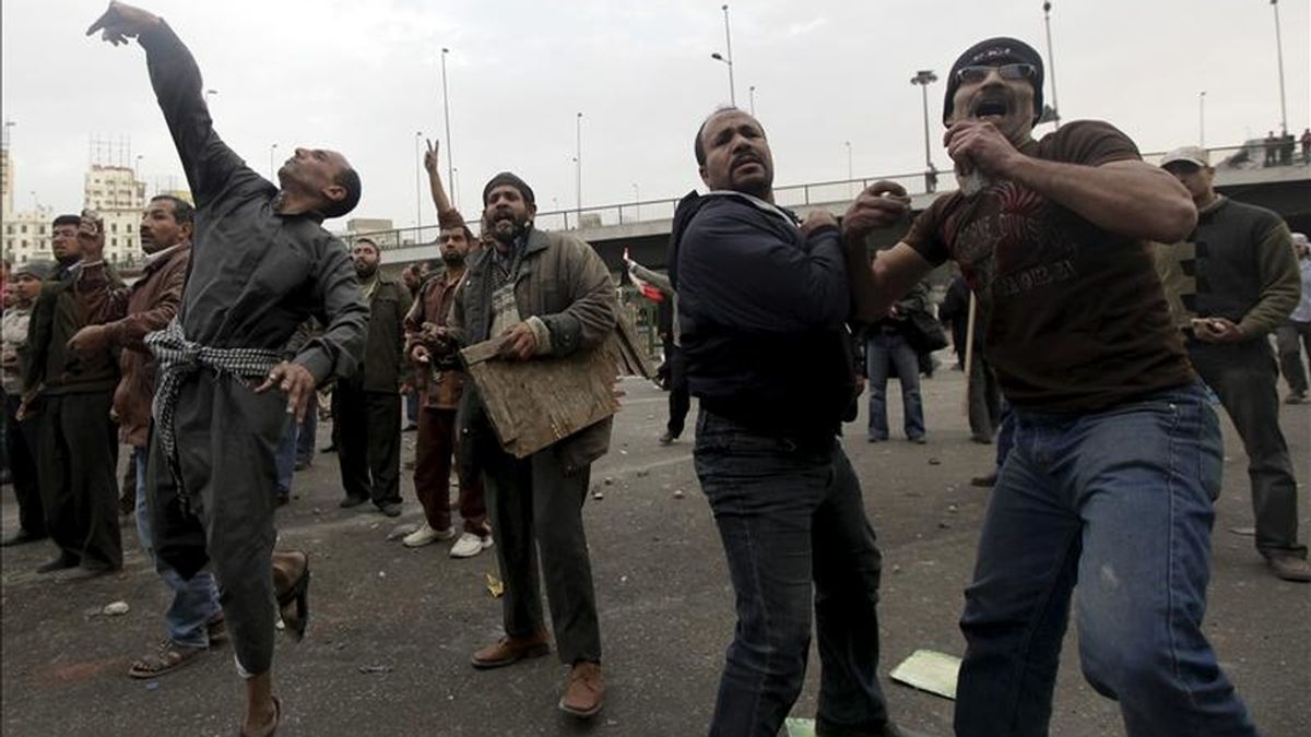 Oxfam indicóque varios trabajadores de esas organizaciones no gubernamentales fueron detenidos, al tiempo que exigió su inmediata liberación. Manifestantes lanzan piedras durante los enfrentamientos en la plaza Tahrir, en El Cairo, Egipto, este 3 de febrero. EFE