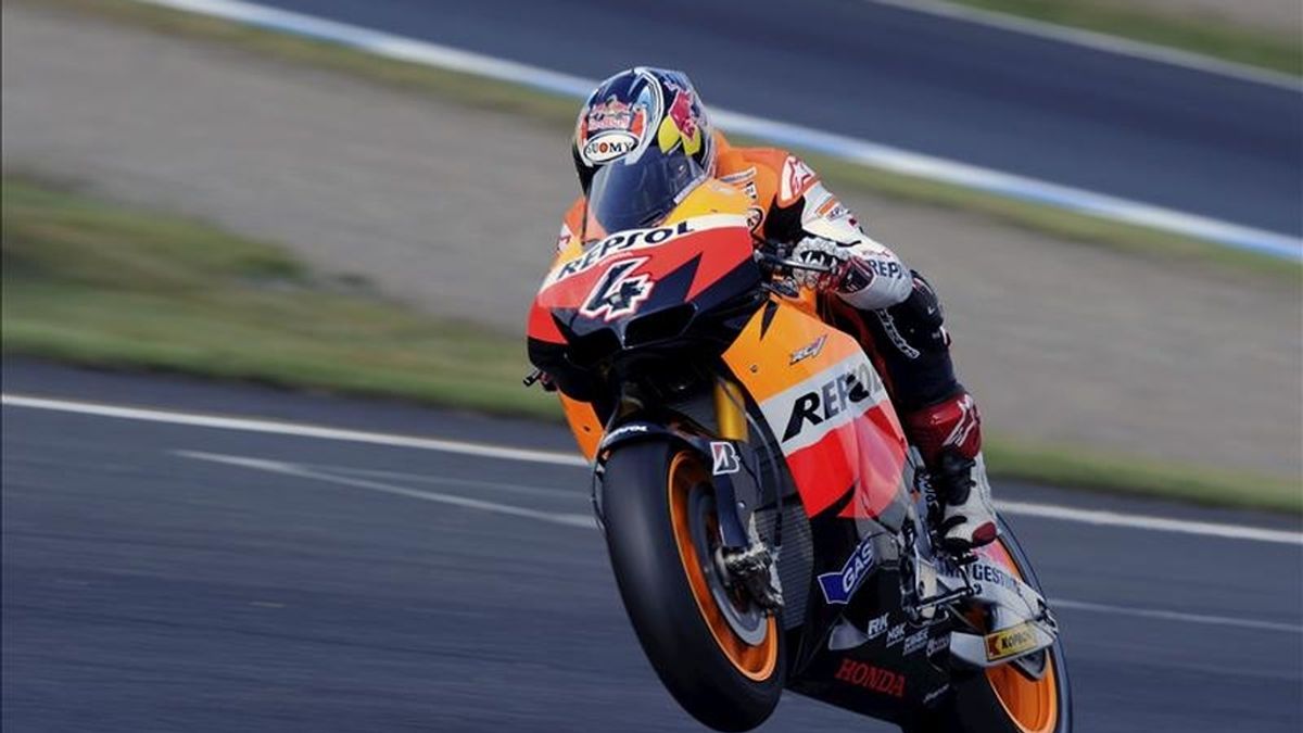 El piloto italiano de MotoGP del equipo Repsol Honda, Andrea Dovizioso, en acción durante la clasificación oficial del Gran Premio de Japón disputada en el circuito de Motegi, Japón, el 2 de octubre de 2010. EFE/Archivo