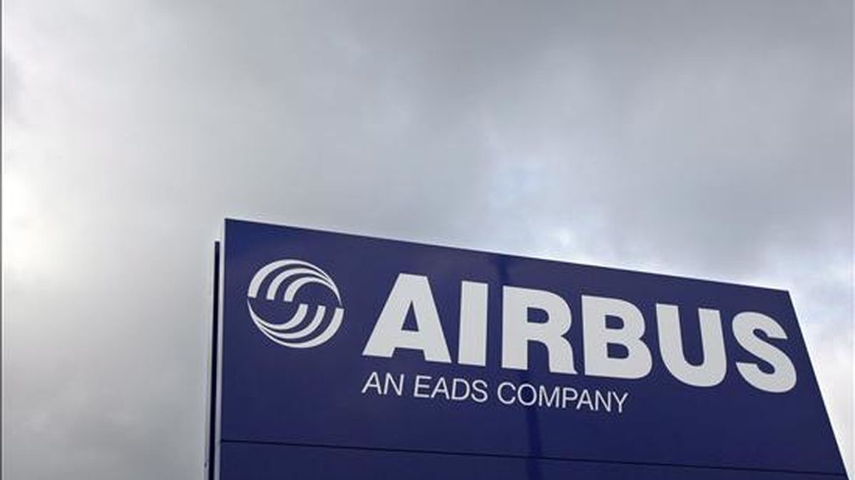 Logo de Airbus frente a la fábrica de empresa aeronáutica en Blagnac, al sur de Francia. EFE/Archivo
