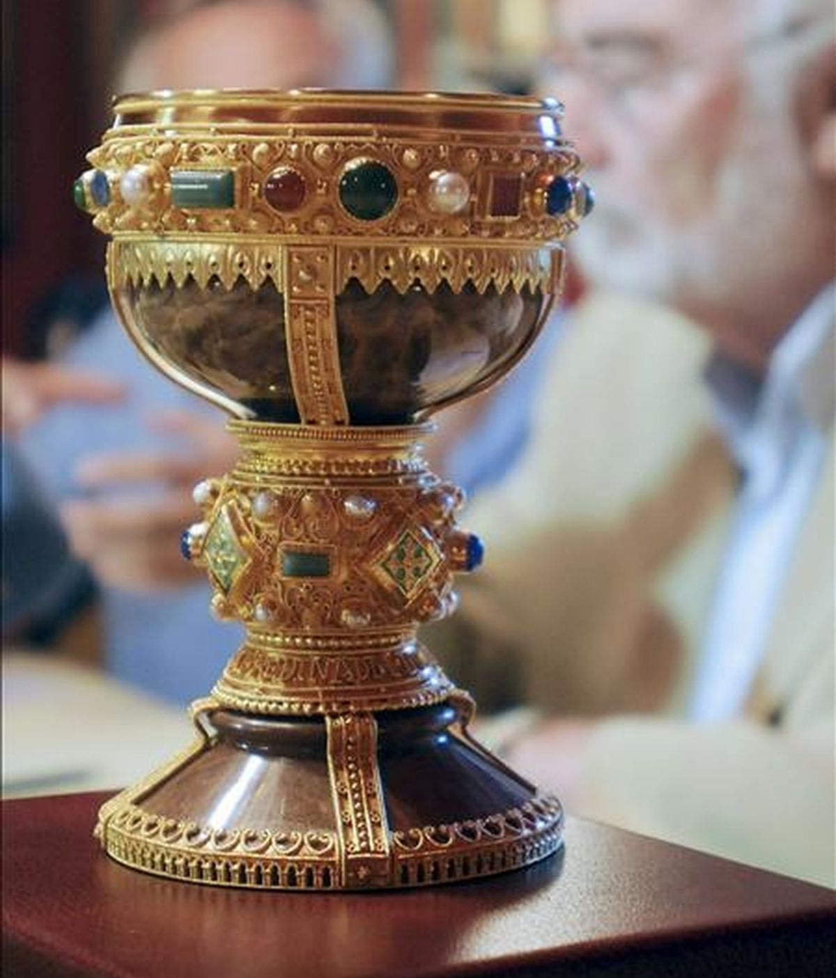 Réplica del excepcional "Cáliz de Doña Urraca" que hoy ha presidido el Café de Redacción en el que el escritor Juan Pedro Aparicio, Comisario del 1100 aniversario del Reino de León, expuso los contenidos de la muestra ""Raíces. El Legado de un Reino", que estará abierta desde mañana al 31 de diciembre. EFE