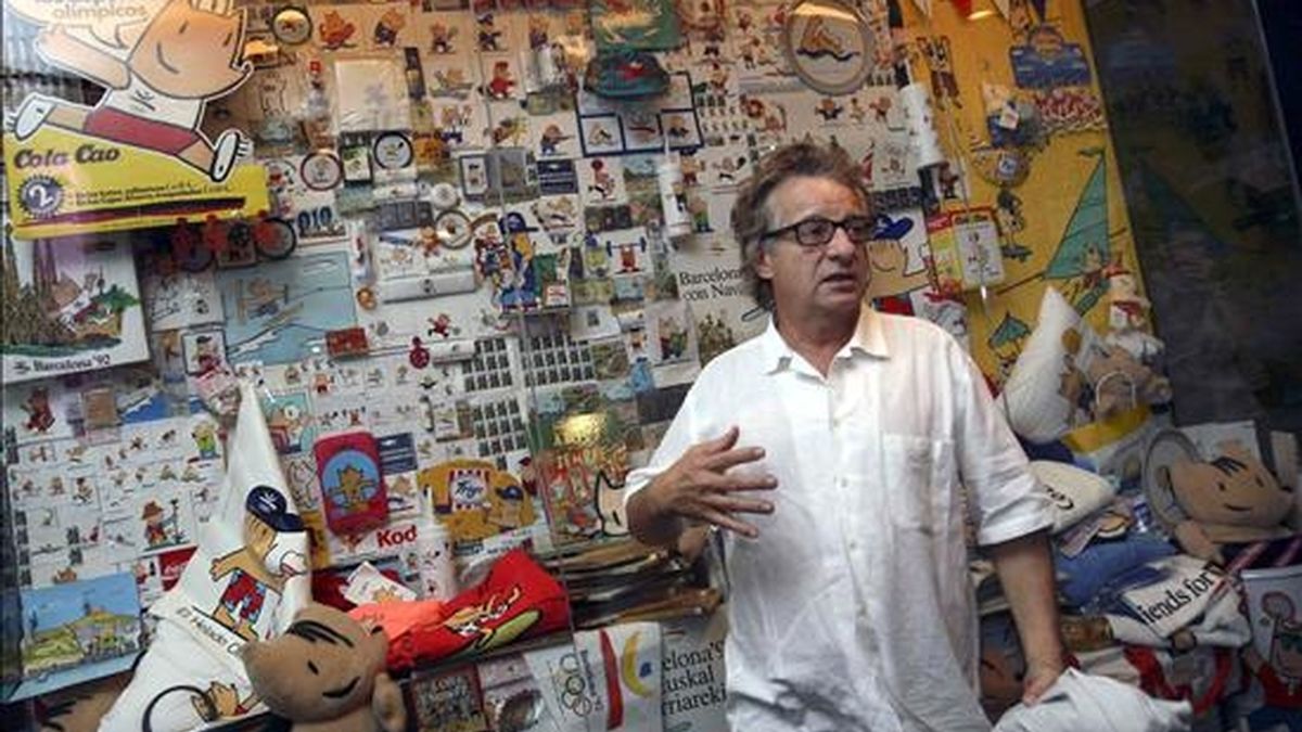 El diseñador Javier Mariscal posa ante algunas de sus creaciones que se exhiben en la Pedrera. EFE