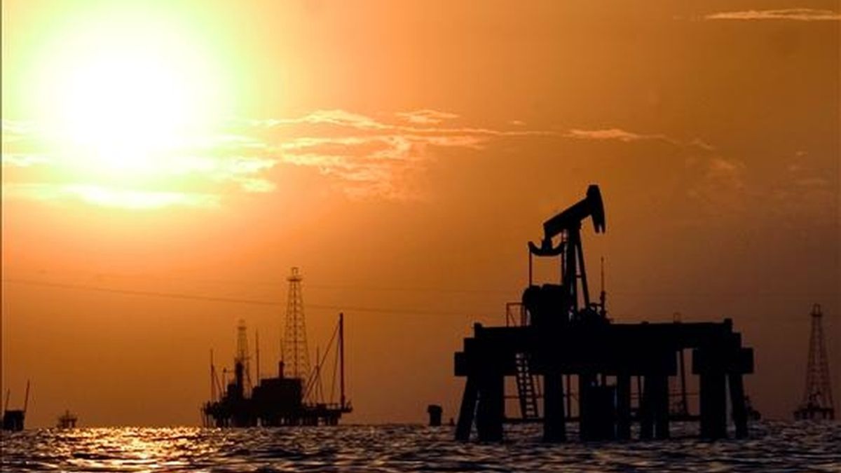 Inmediatamente después de que se divulgaran los datos oficiales, el precio de futuros del petróleo crudo para entrega en marzo subió 25 centavos de dólar a 37,80 dólares por barril (159 litros) en la Bolsa Mercantil de Nueva York. EFE/Archivo
