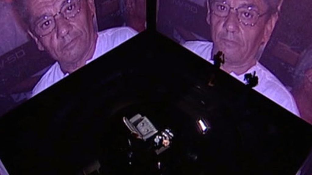 Belén vuelve a besar a su padre