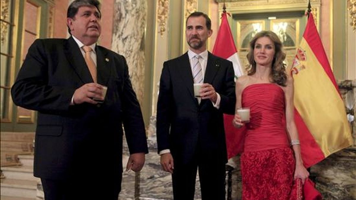 El presidente de Perú, Alan Garcia (i), recibe a los Príncipes de Asturias momentos antes de la cena de gala celebrada esta noche en el Placio de Gobierno en Lima. EFE