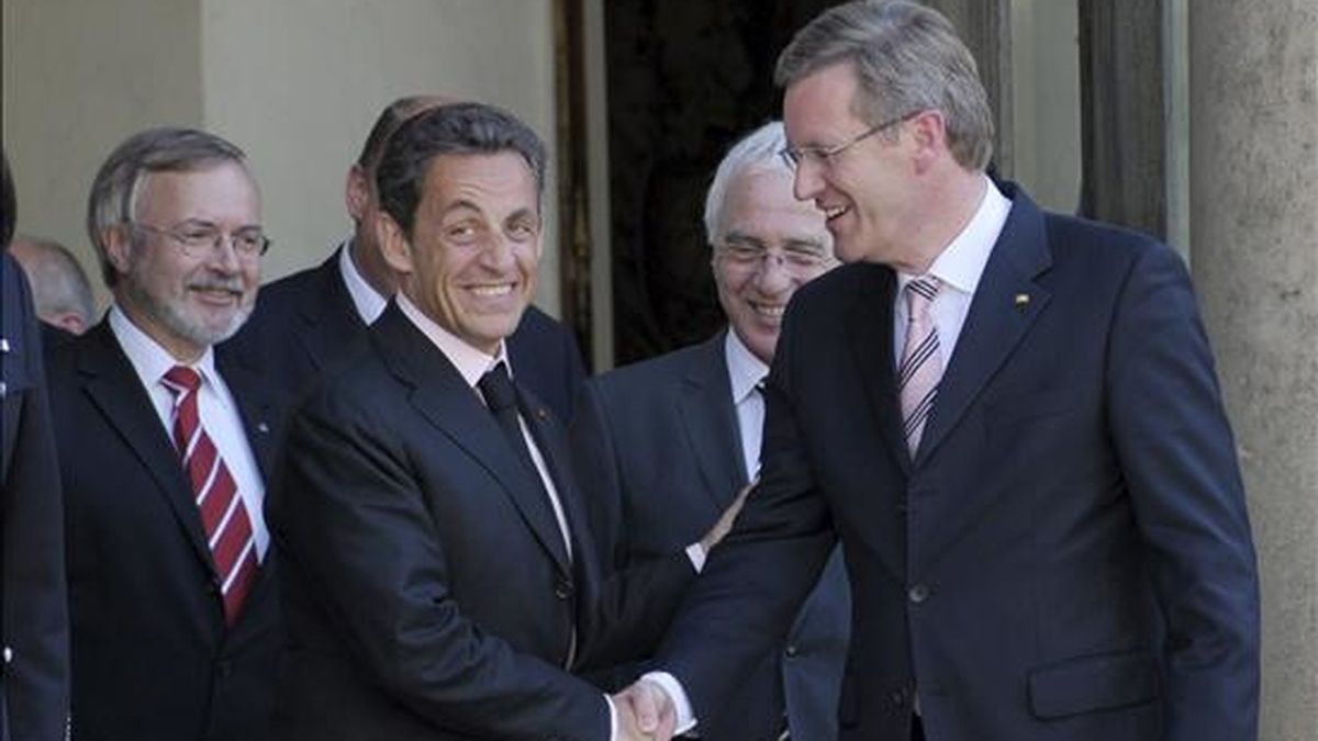 El presidente francés, Nicolás Sarkozy (i), despidiéndose del presidente alemán, Christian Wulff, tras mantener un encuentro en el palacio del Elíseo, en París, este miércoles. EFE